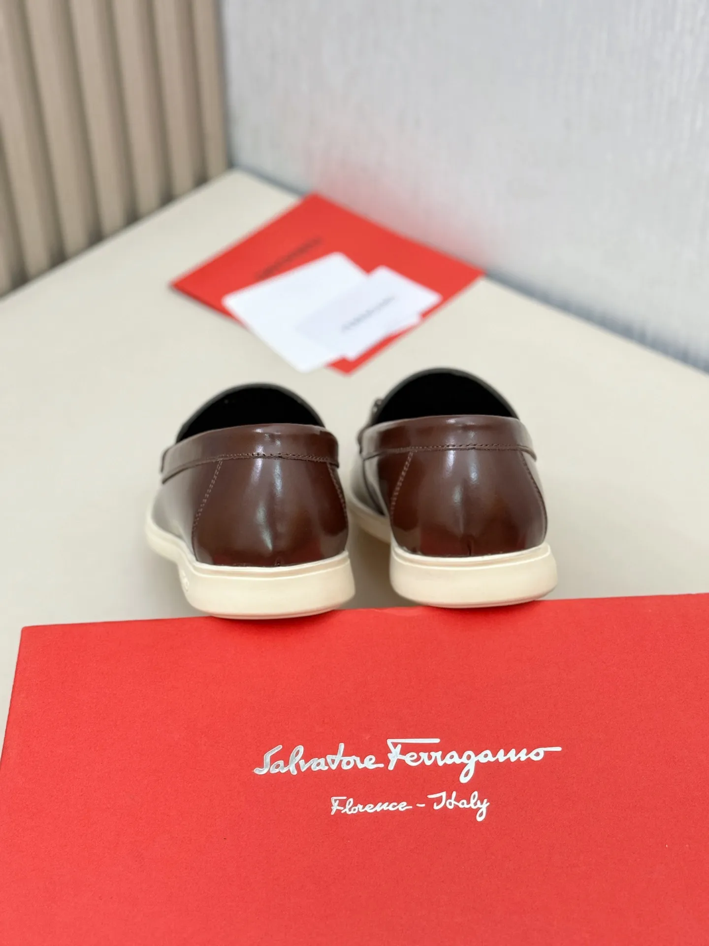 [Ferragamo] P: 580💰 Number of yards: 38~44 (45 orders are non-returnable) Ferragam's new men's driving shoes, the fabric is made of imported cowhide, with visible texture, heavy industrial stitching, dyed calfskin inside, standard logo cowhide feet, big-name experience, soft and comfortable on the feet, a men's favorite, special non-slip and wear-resistant rubber soles, easy to handle various occasions, with original box packaging!